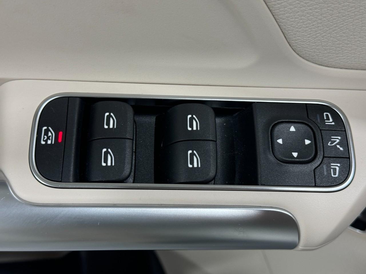 Mercedes-Benz GLA Vehicle Full-screen Gallery Image 25