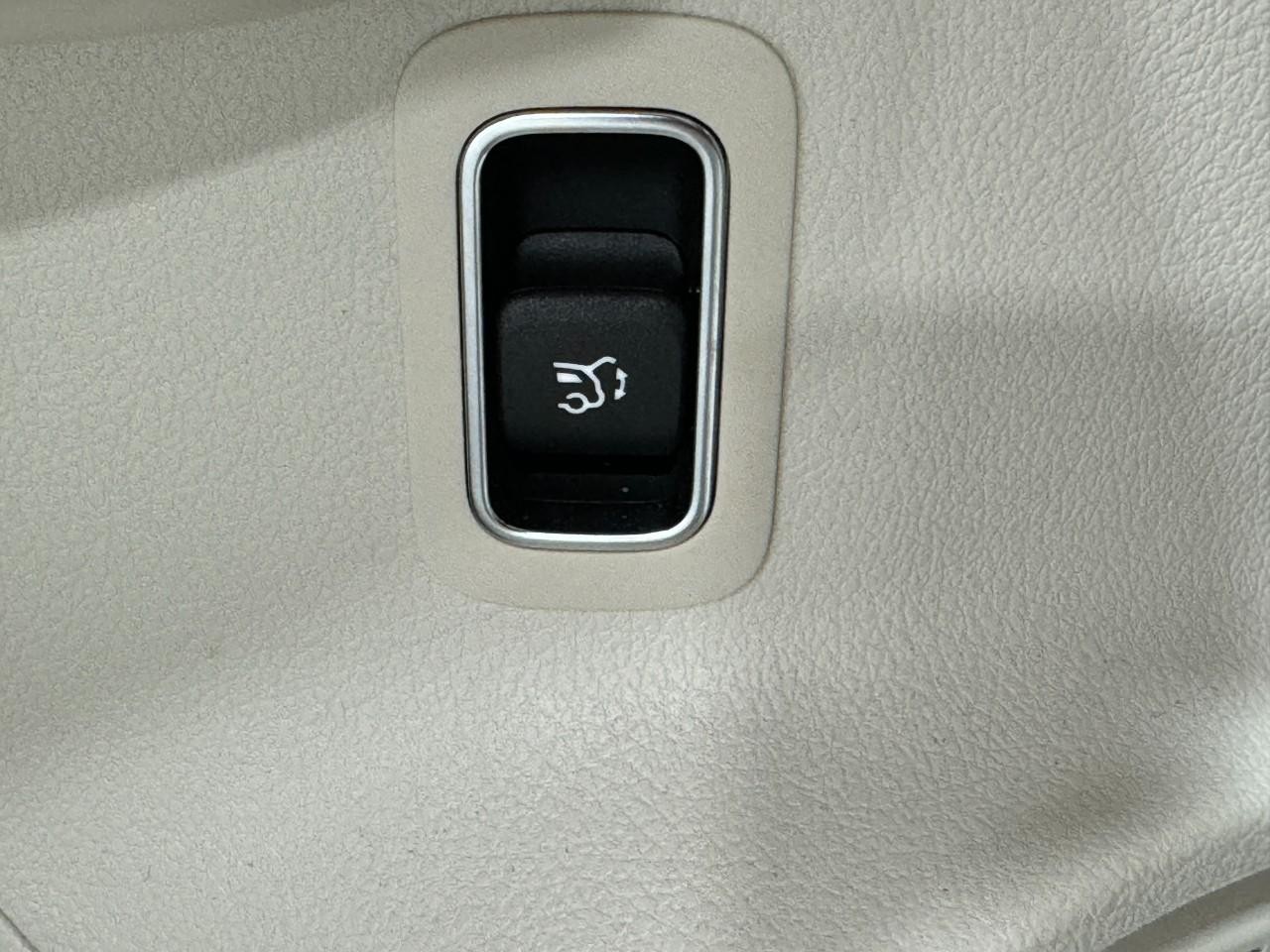 Mercedes-Benz GLA Vehicle Full-screen Gallery Image 26