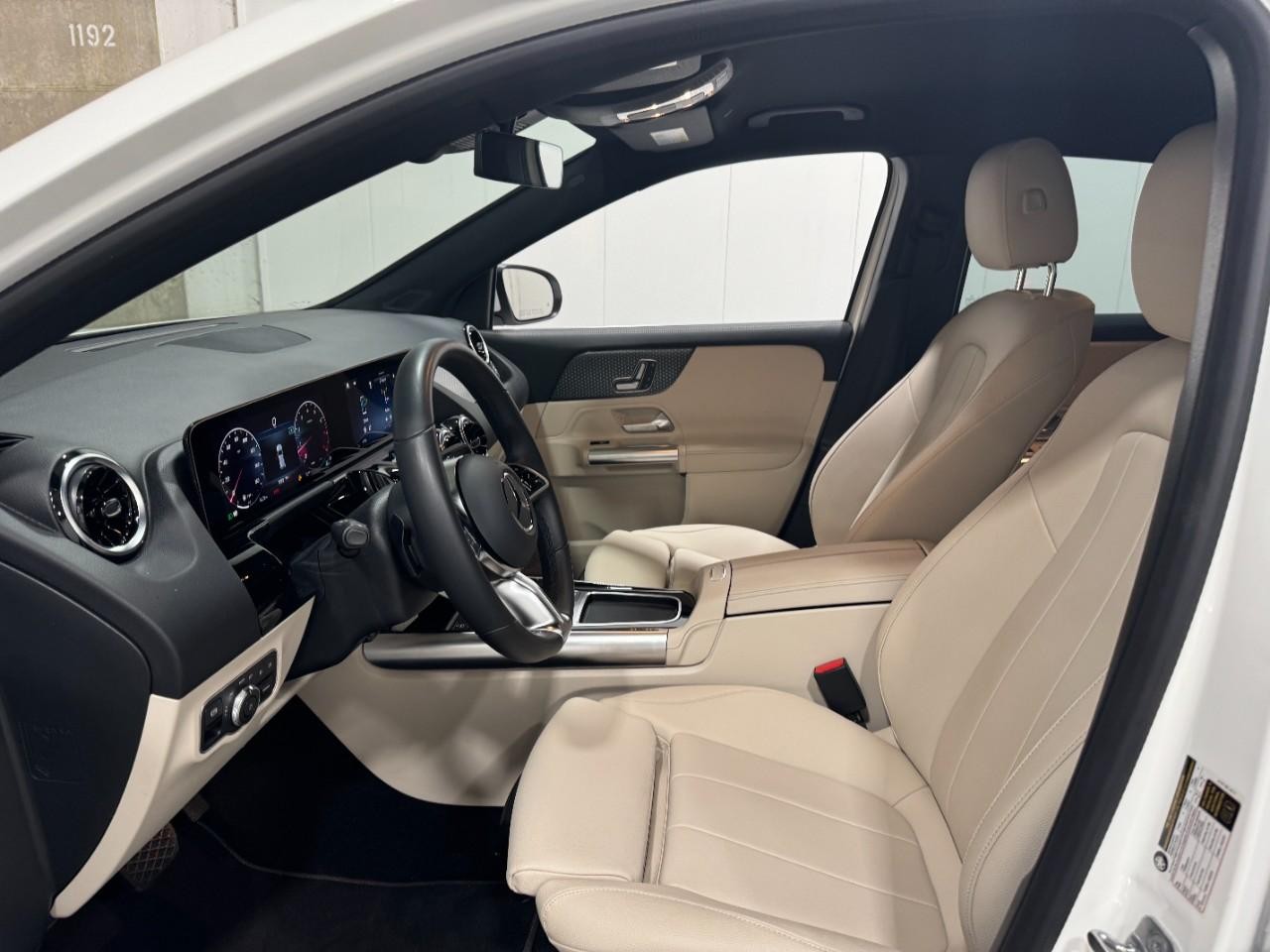 Mercedes-Benz GLA Vehicle Full-screen Gallery Image 27