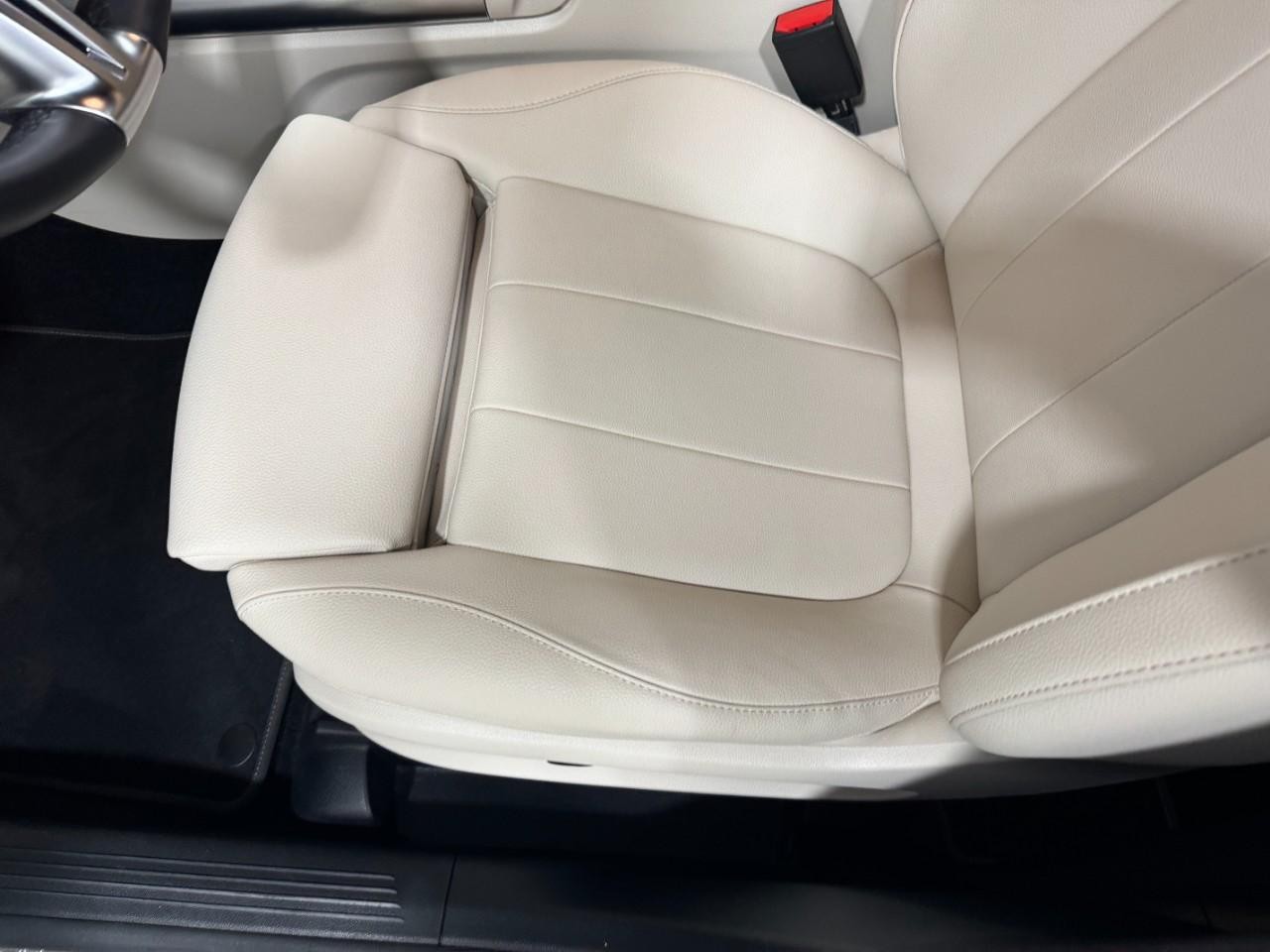 Mercedes-Benz GLA Vehicle Full-screen Gallery Image 28