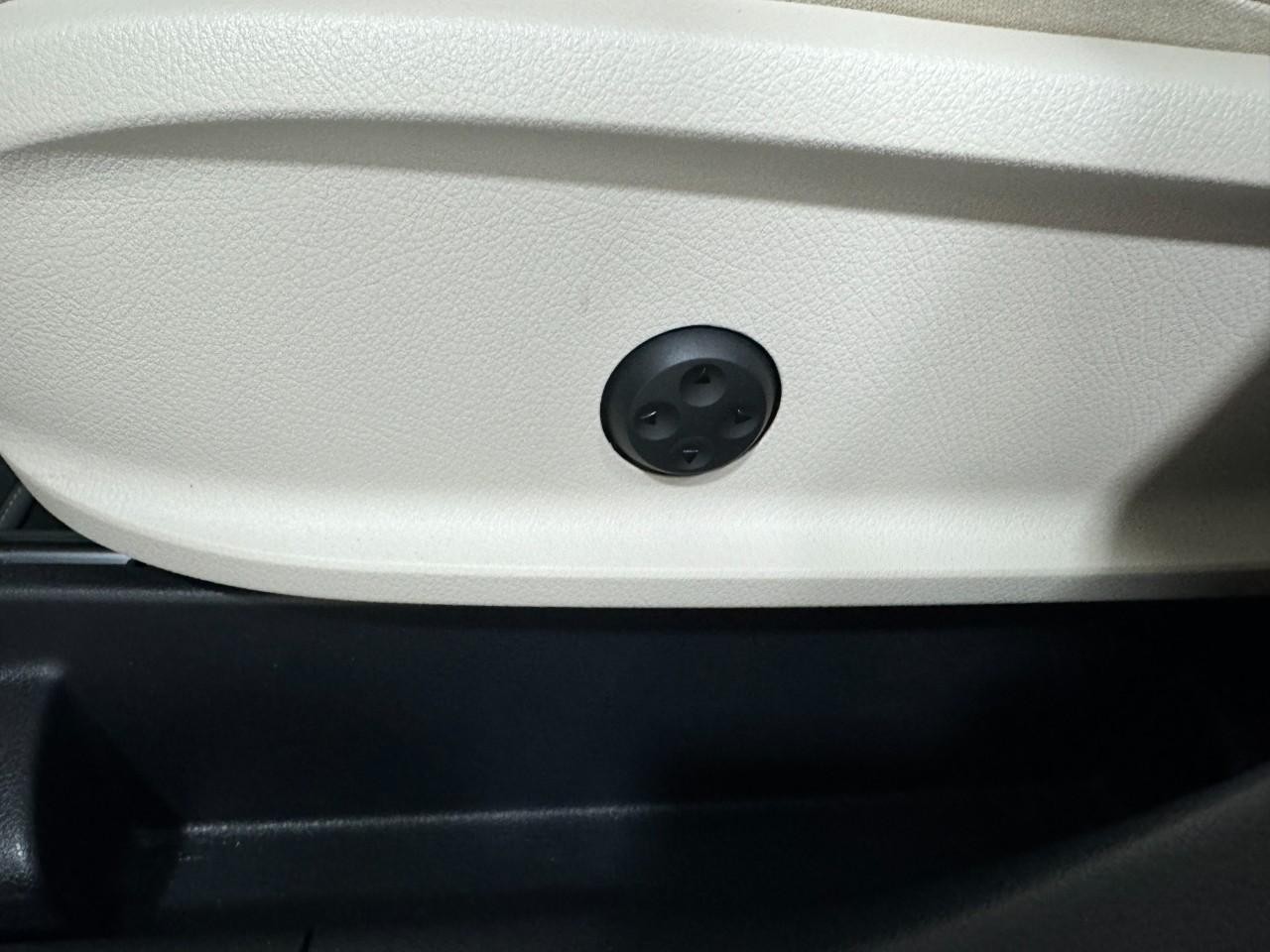 Mercedes-Benz GLA Vehicle Full-screen Gallery Image 29