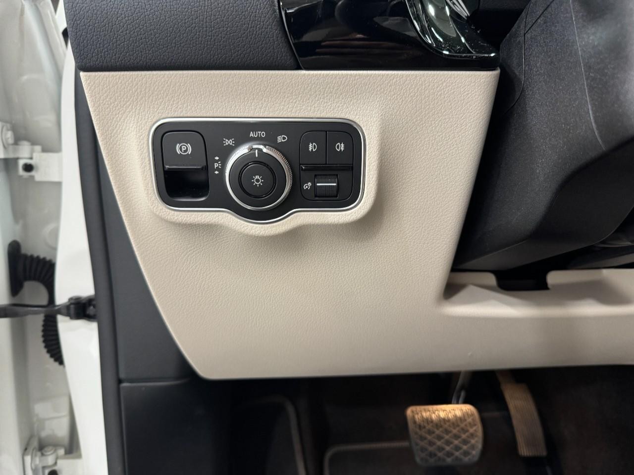 Mercedes-Benz GLA Vehicle Full-screen Gallery Image 30