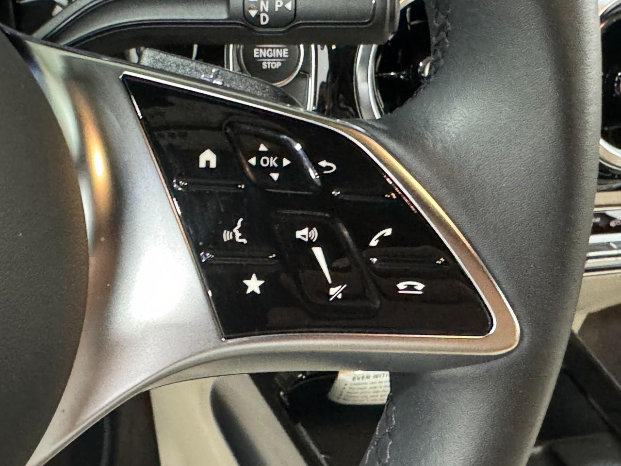 Mercedes-Benz GLA Vehicle Full-screen Gallery Image 32