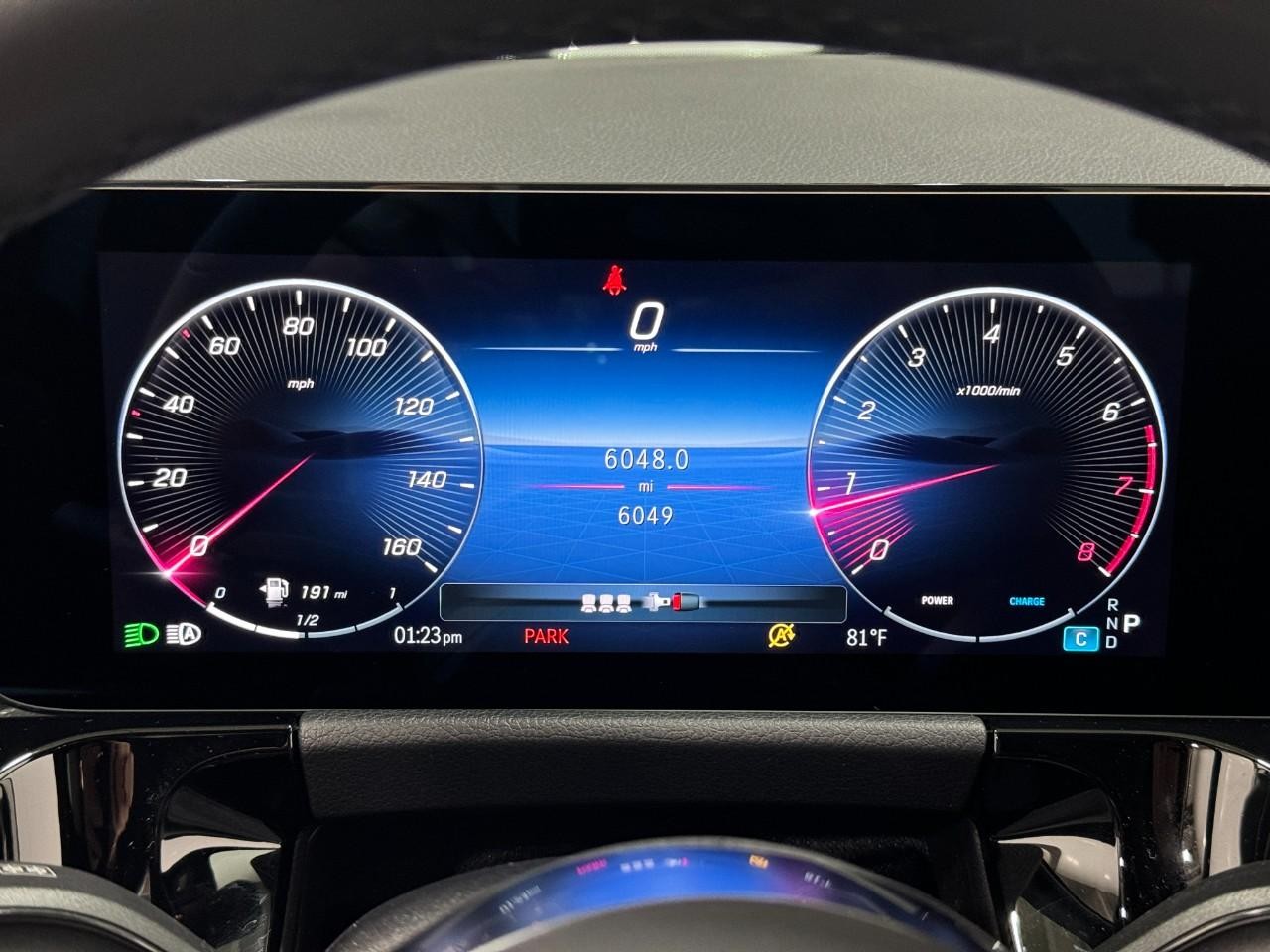 Mercedes-Benz GLA Vehicle Full-screen Gallery Image 33