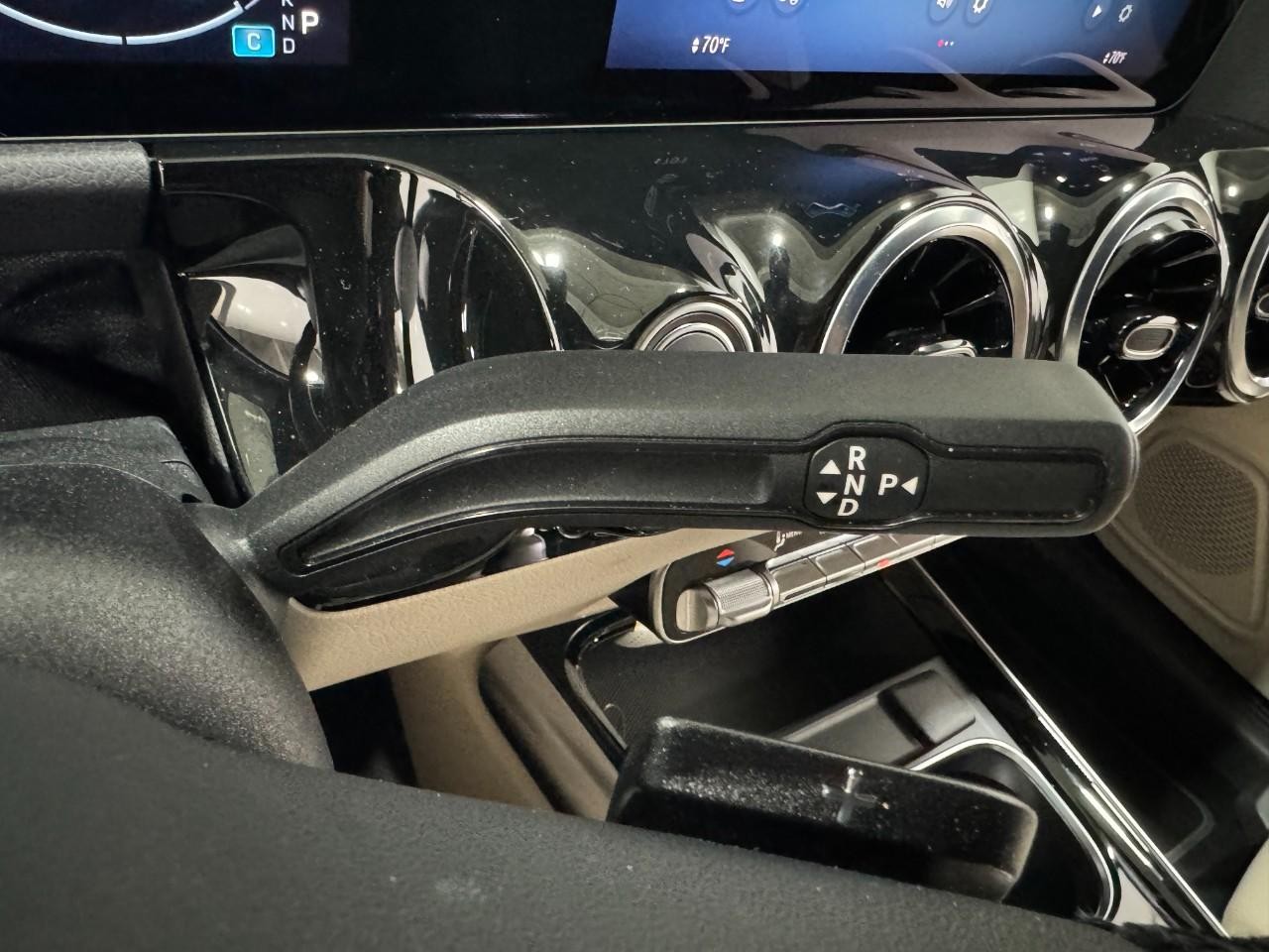 Mercedes-Benz GLA Vehicle Full-screen Gallery Image 34