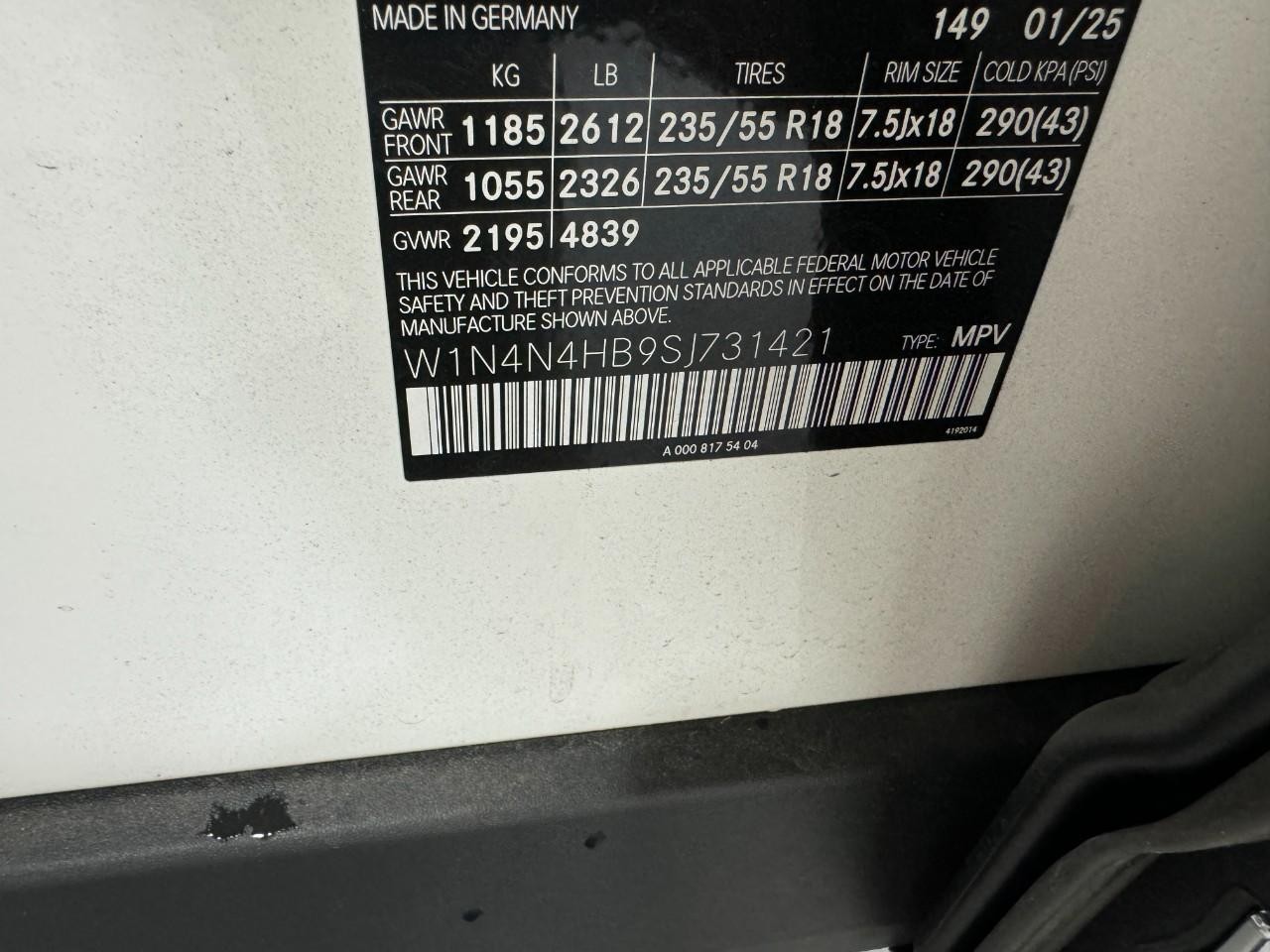 Mercedes-Benz GLA Vehicle Full-screen Gallery Image 36