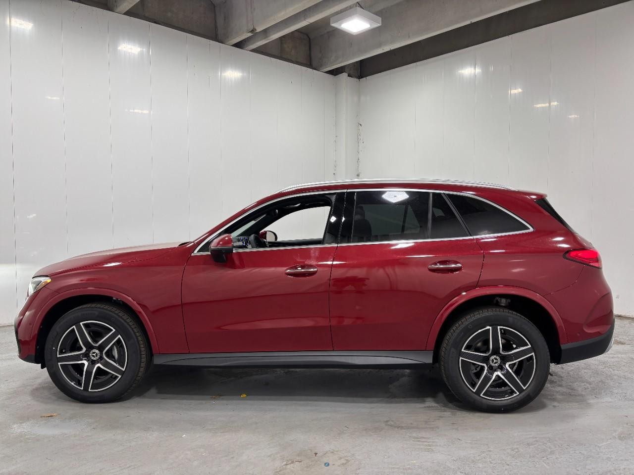 Mercedes-Benz GLC Vehicle Full-screen Gallery Image 2