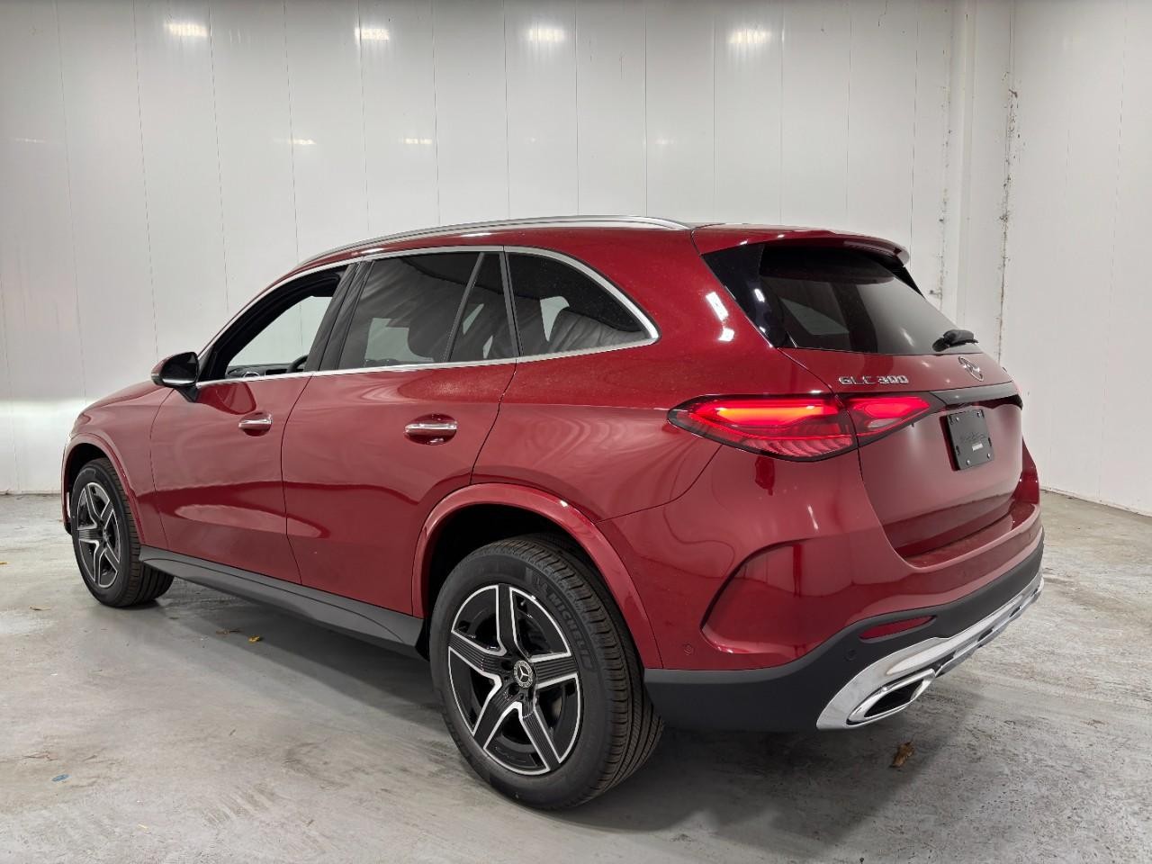 Mercedes-Benz GLC Vehicle Full-screen Gallery Image 3