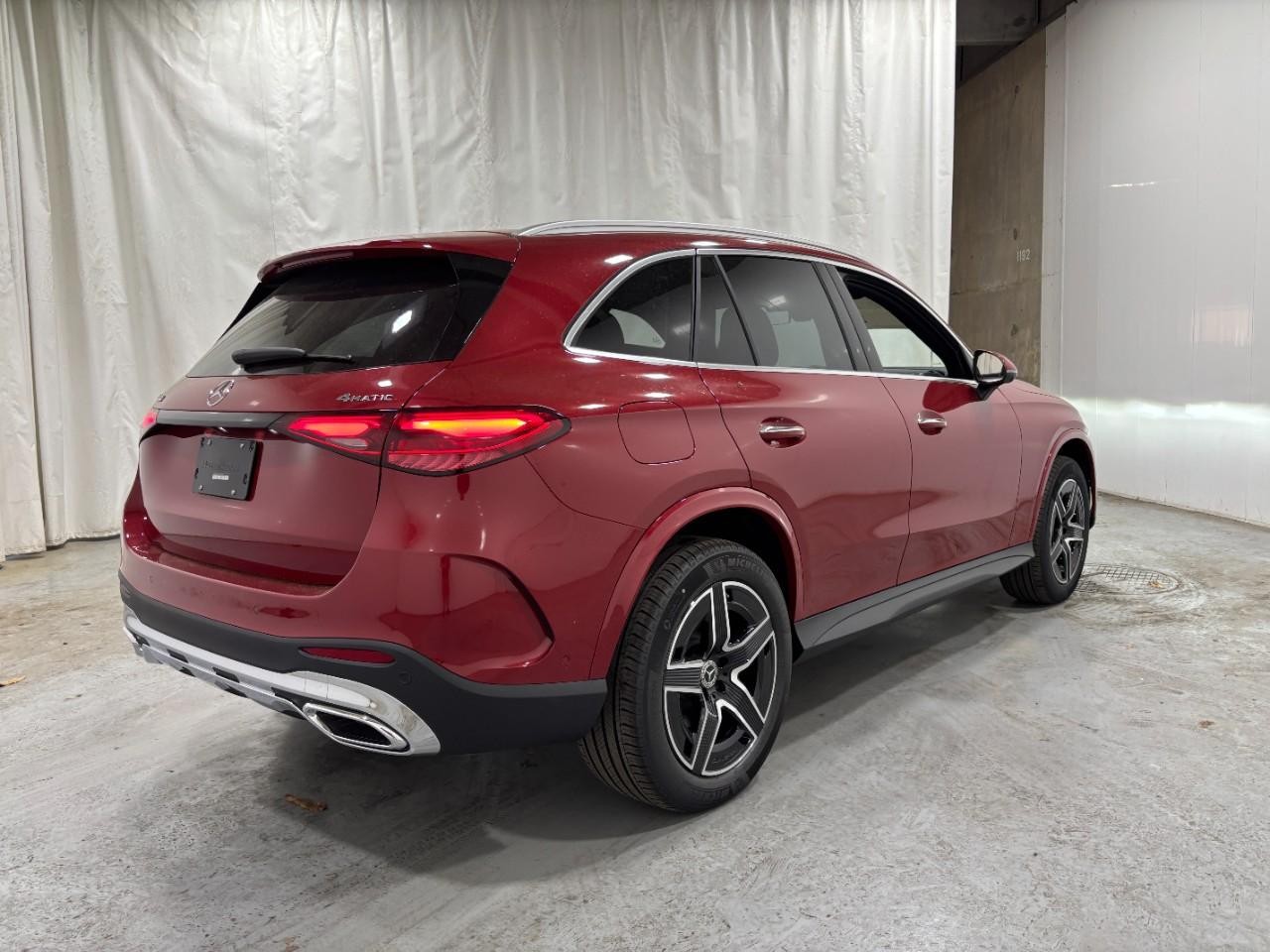 Mercedes-Benz GLC Vehicle Full-screen Gallery Image 4