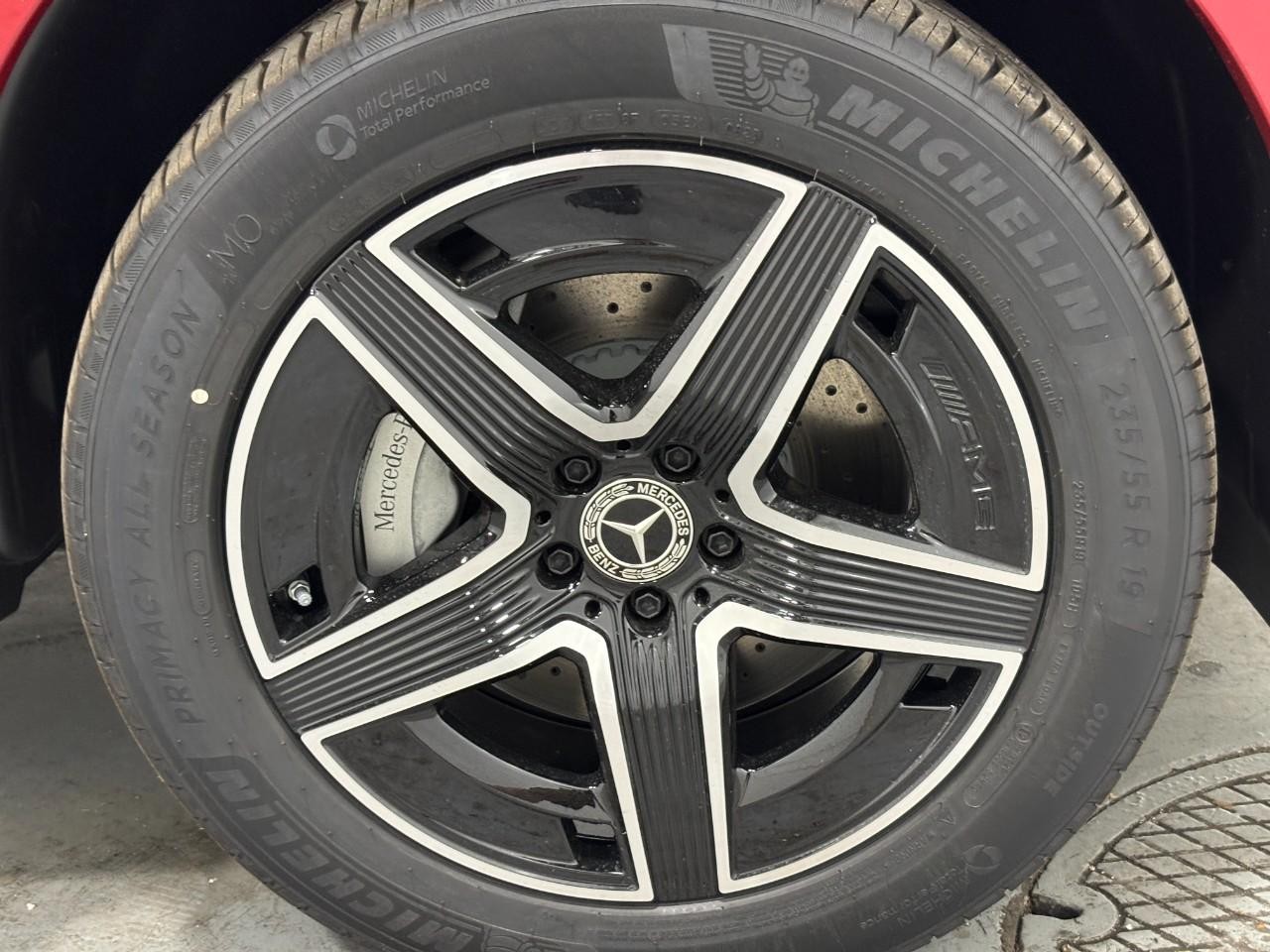 Mercedes-Benz GLC Vehicle Full-screen Gallery Image 5