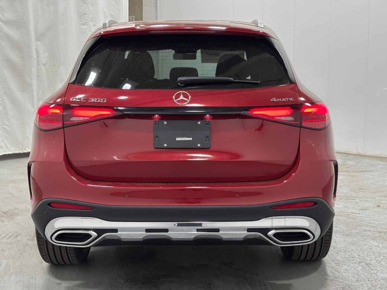 Mercedes-Benz GLC Vehicle Full-screen Gallery Image 10