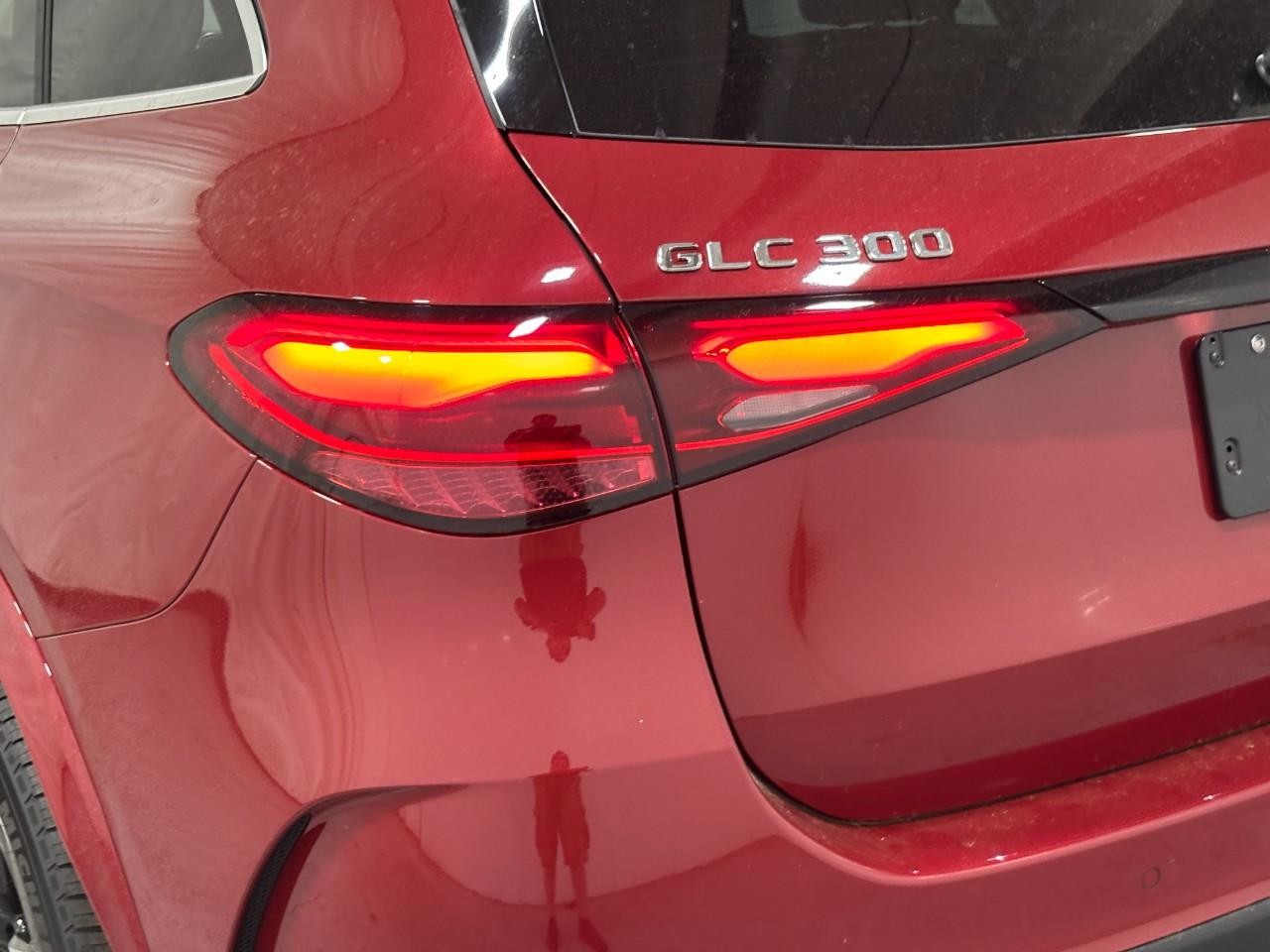 Mercedes-Benz GLC Vehicle Full-screen Gallery Image 11