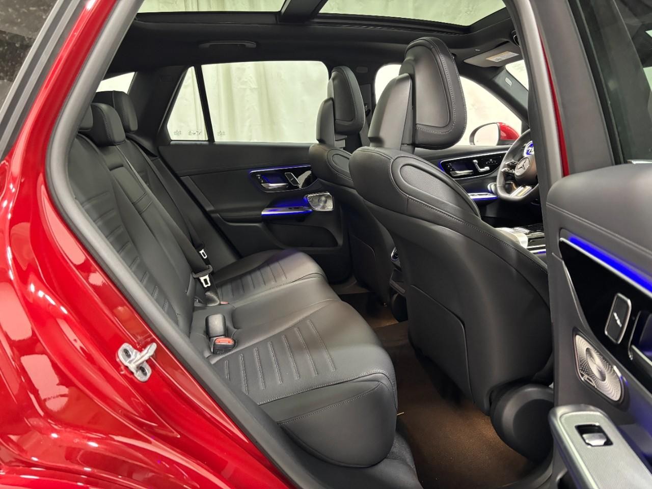 Mercedes-Benz GLC Vehicle Full-screen Gallery Image 13