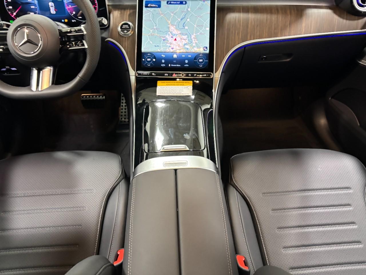 Mercedes-Benz GLC Vehicle Full-screen Gallery Image 17