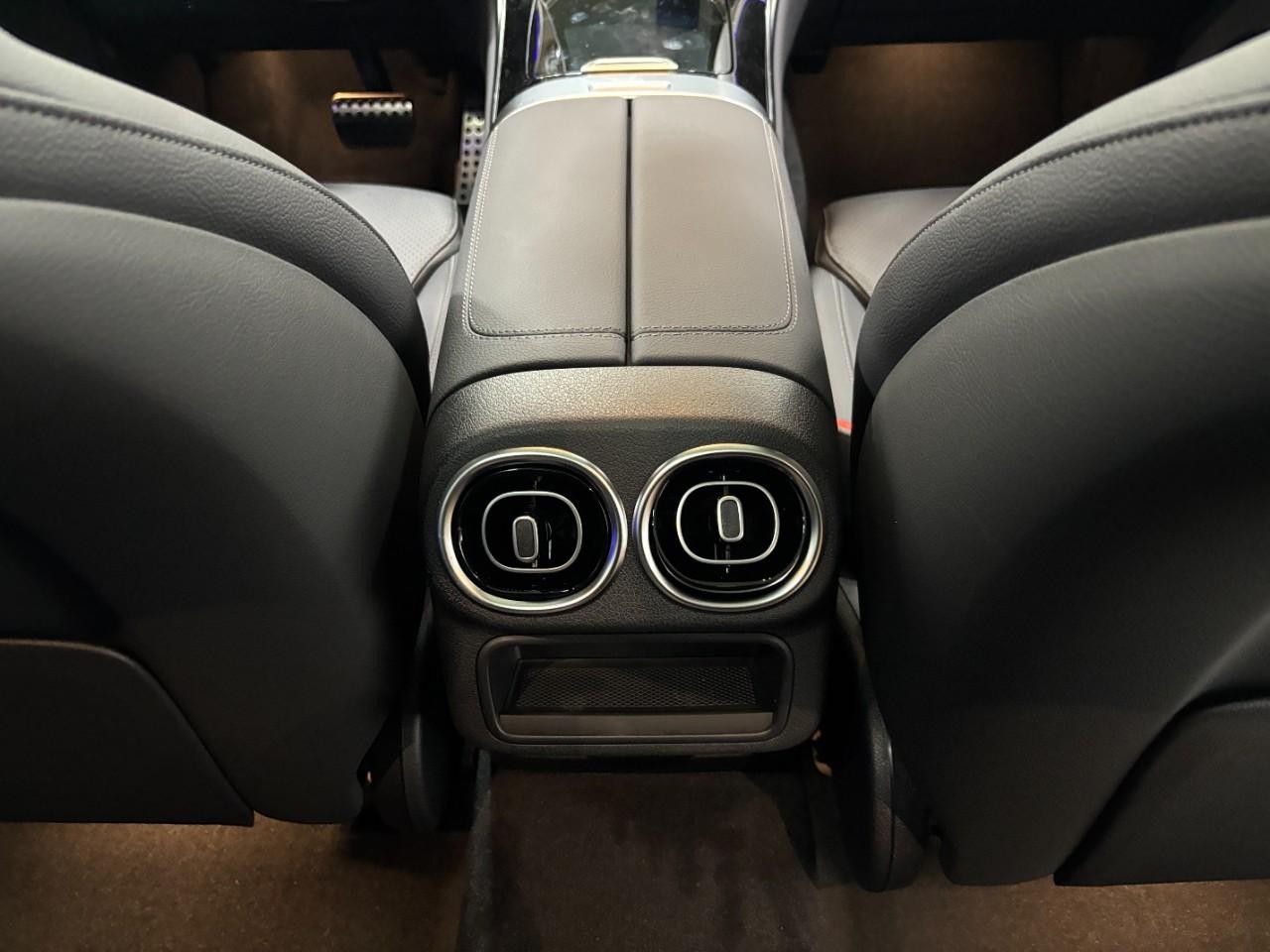 Mercedes-Benz GLC Vehicle Full-screen Gallery Image 18