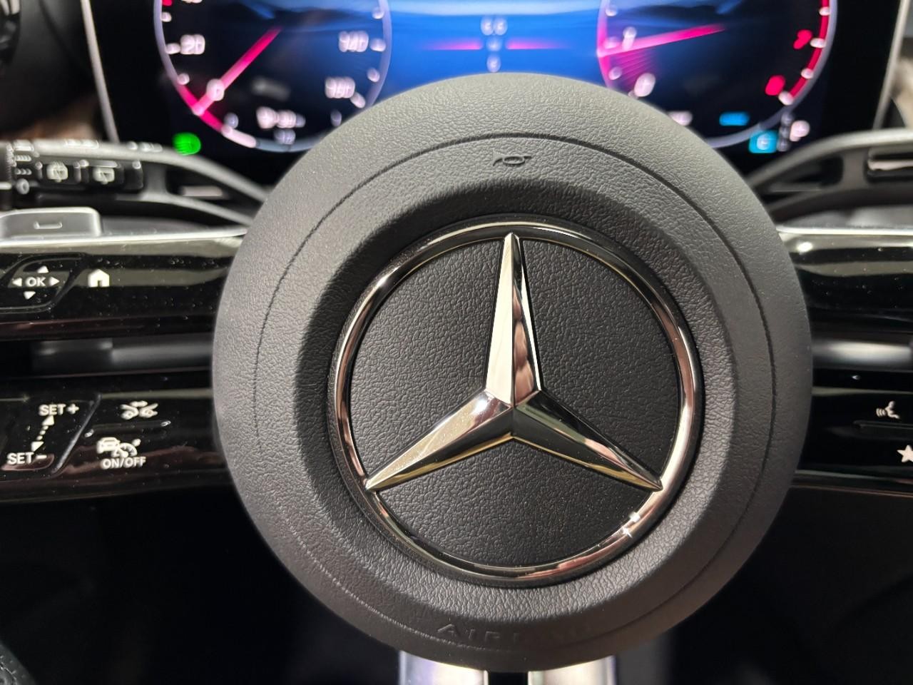 Mercedes-Benz GLC Vehicle Full-screen Gallery Image 22