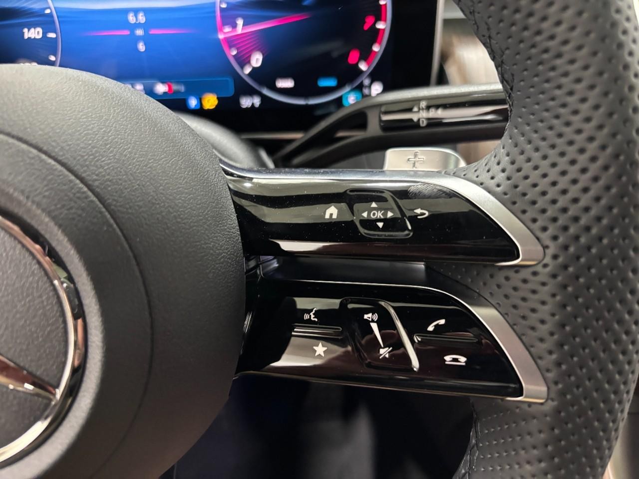 Mercedes-Benz GLC Vehicle Full-screen Gallery Image 23