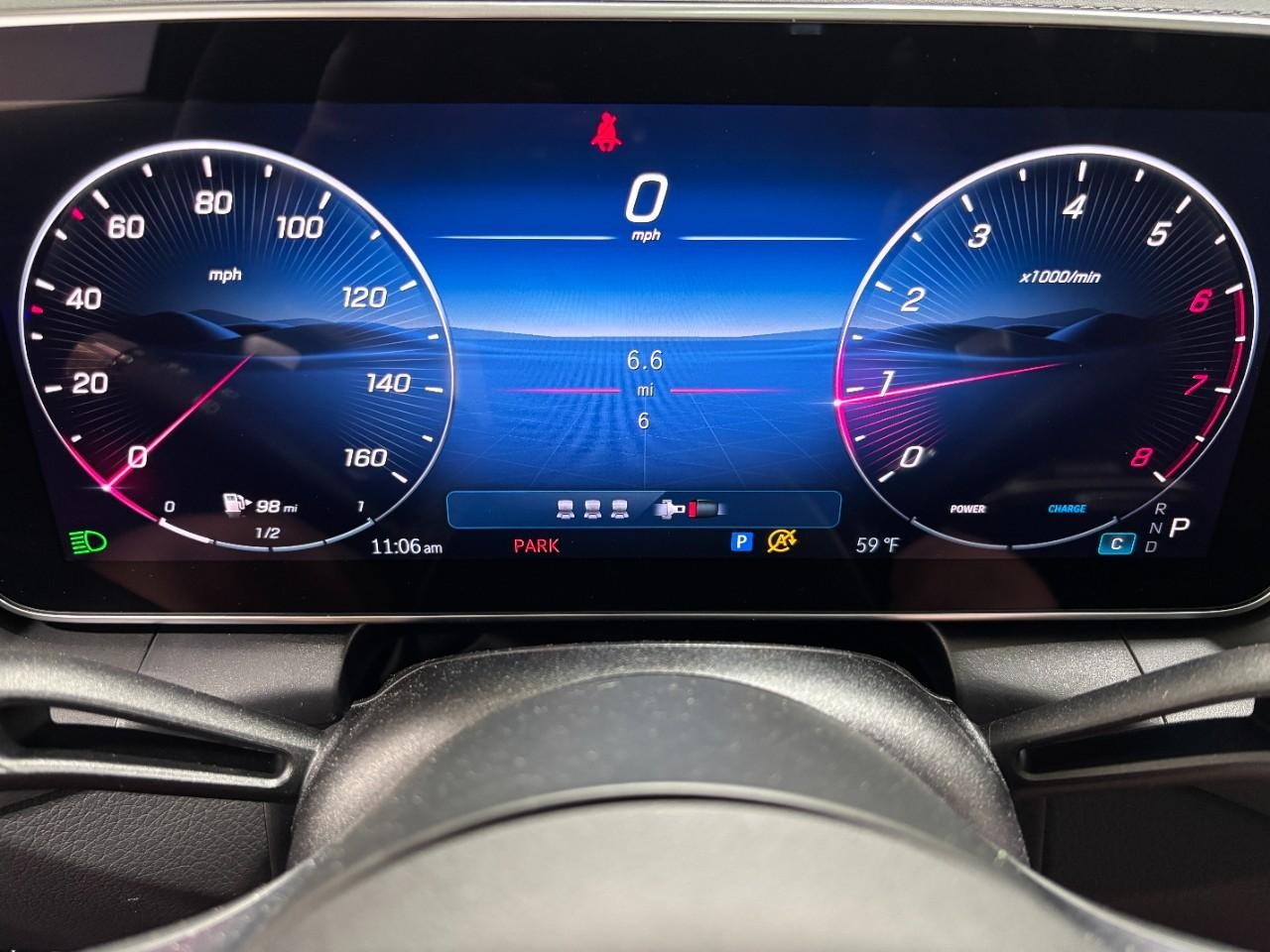 Mercedes-Benz GLC Vehicle Full-screen Gallery Image 24