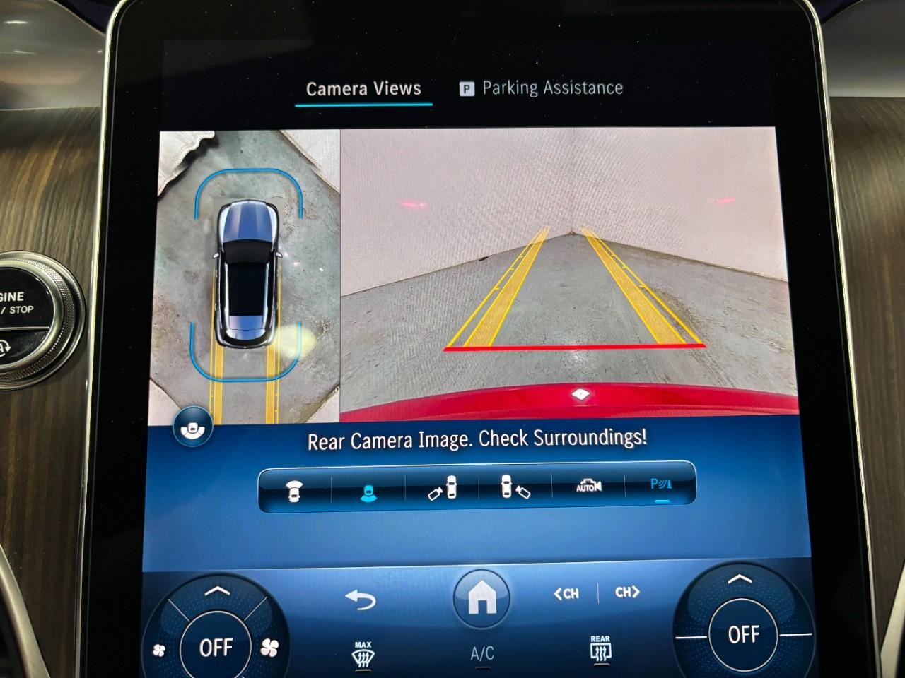 Mercedes-Benz GLC Vehicle Full-screen Gallery Image 26