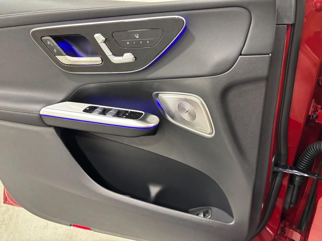 Mercedes-Benz GLC Vehicle Full-screen Gallery Image 30