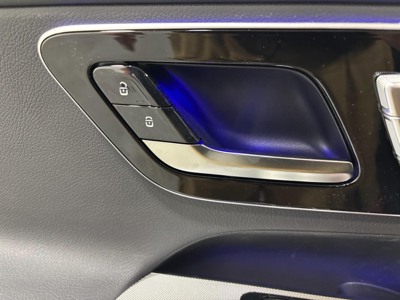 Mercedes-Benz GLC Vehicle Full-screen Gallery Image 32