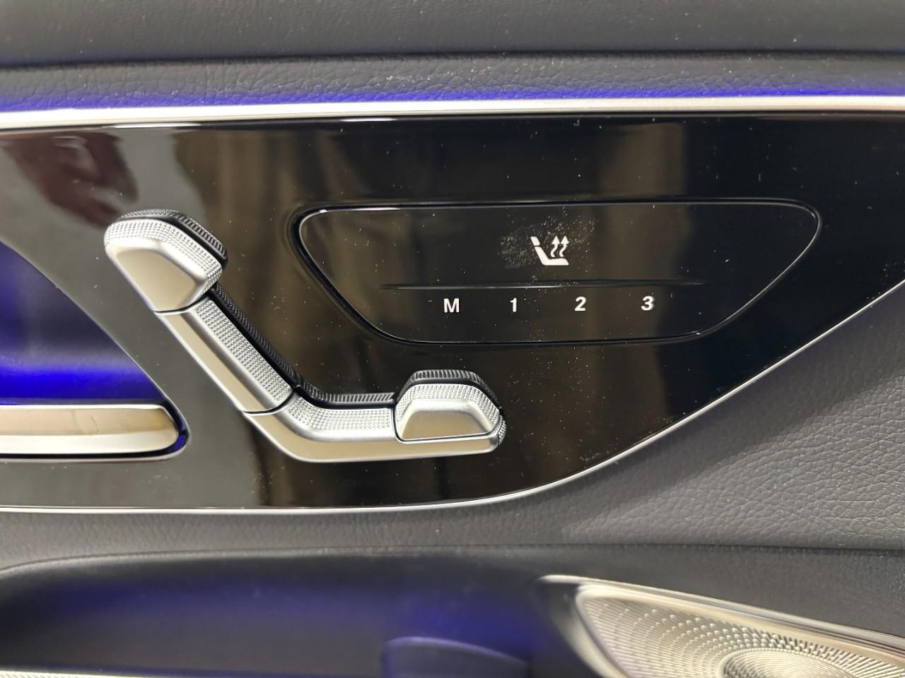 Mercedes-Benz GLC Vehicle Full-screen Gallery Image 33