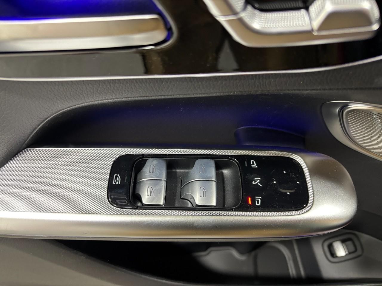 Mercedes-Benz GLC Vehicle Full-screen Gallery Image 34