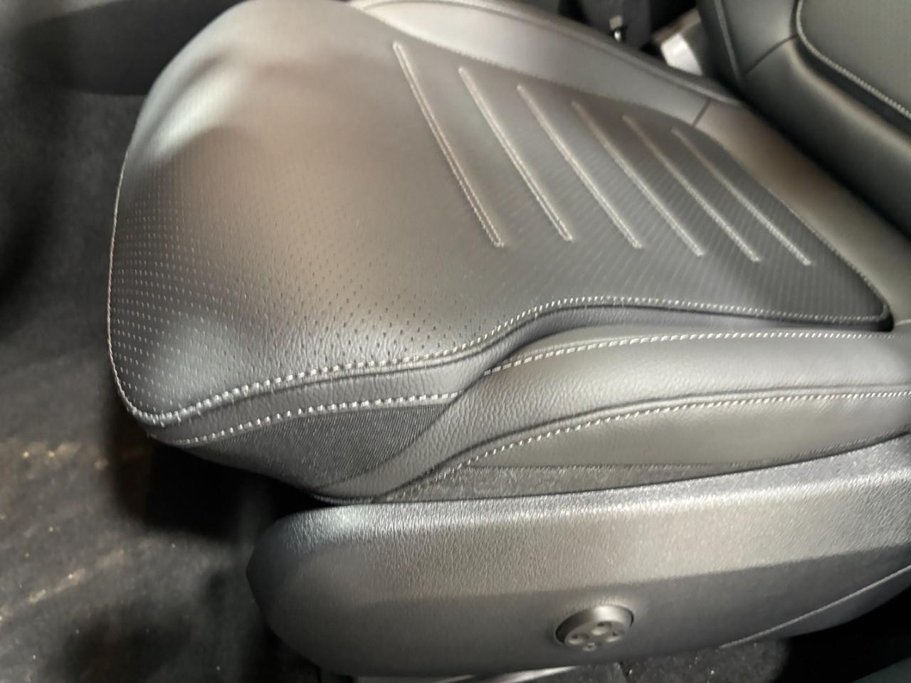 Mercedes-Benz GLC Vehicle Full-screen Gallery Image 37