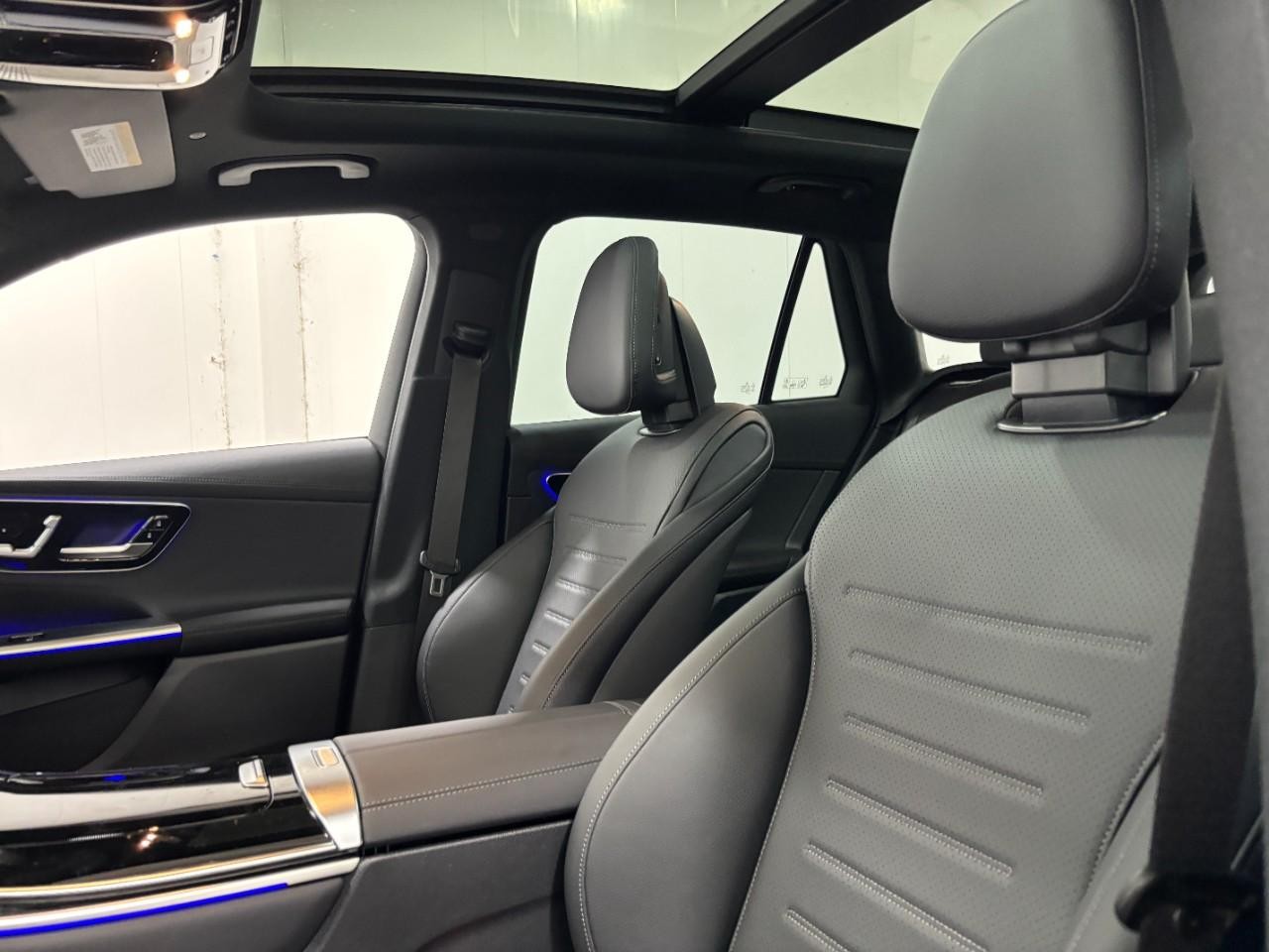 Mercedes-Benz GLC Vehicle Full-screen Gallery Image 38