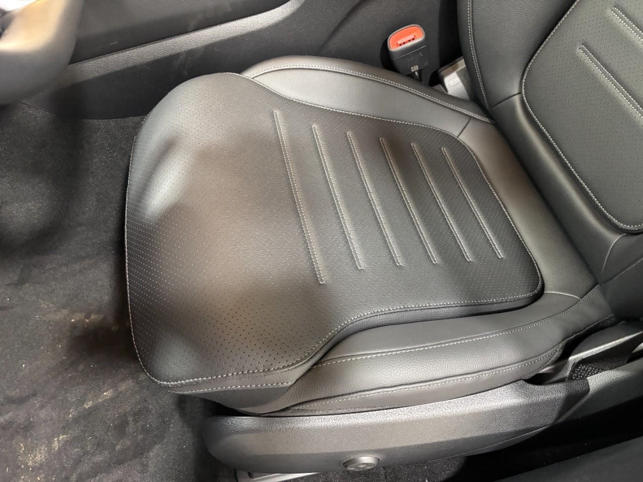 Mercedes-Benz GLC Vehicle Full-screen Gallery Image 39