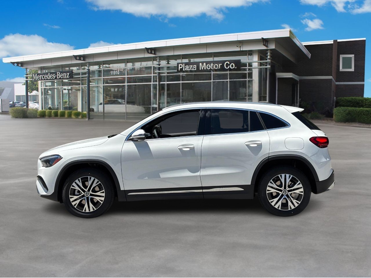 Mercedes-Benz GLA Vehicle Full-screen Gallery Image 2