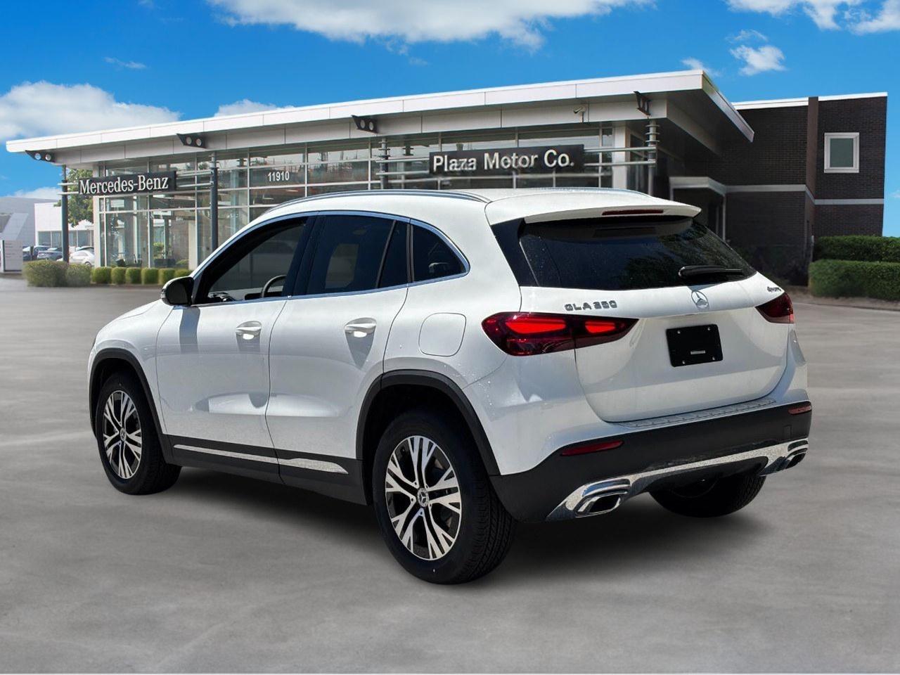 Mercedes-Benz GLA Vehicle Full-screen Gallery Image 3