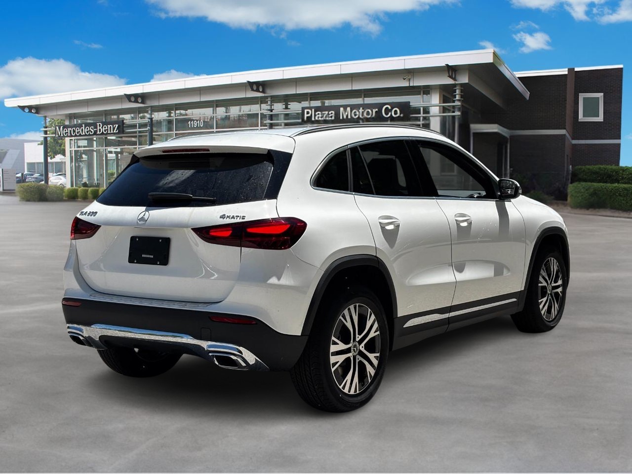 Mercedes-Benz GLA Vehicle Full-screen Gallery Image 4