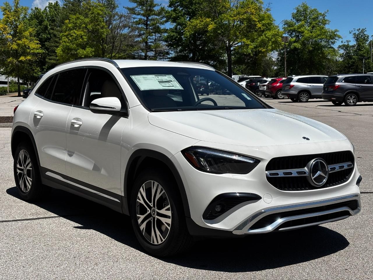 Mercedes-Benz GLA Vehicle Full-screen Gallery Image 6