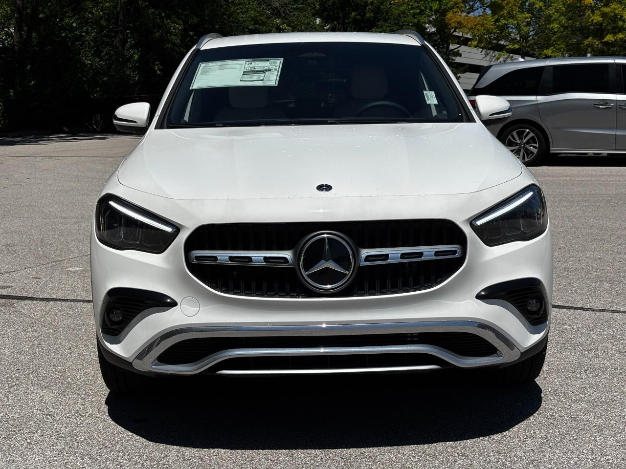 Mercedes-Benz GLA Vehicle Full-screen Gallery Image 7