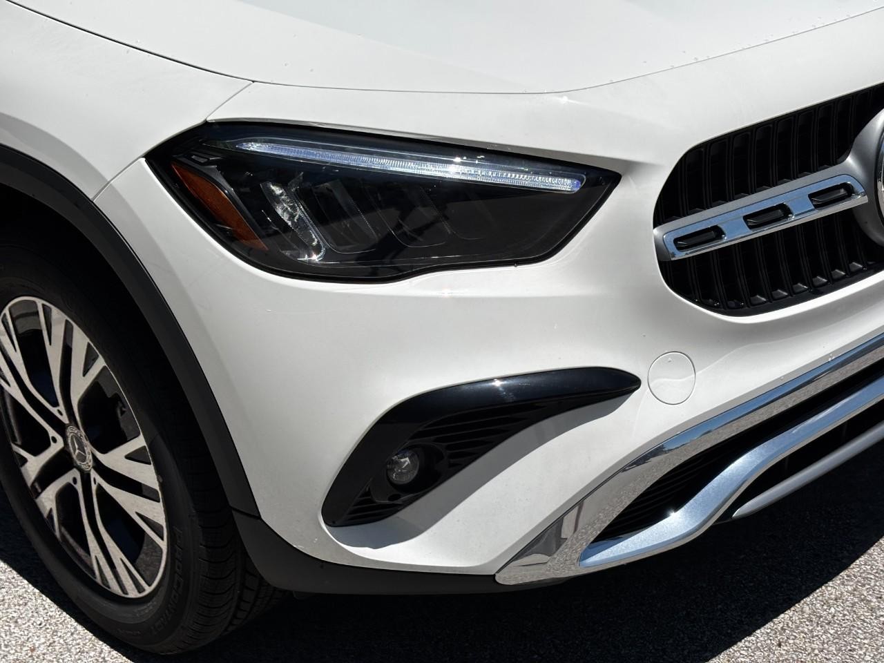 Mercedes-Benz GLA Vehicle Full-screen Gallery Image 8