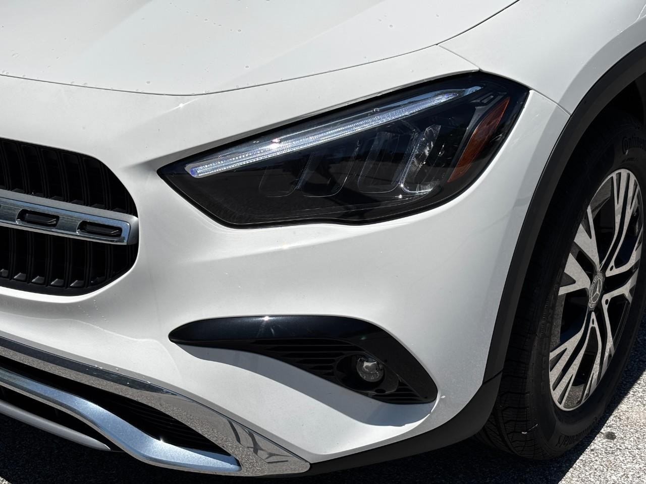 Mercedes-Benz GLA Vehicle Full-screen Gallery Image 9