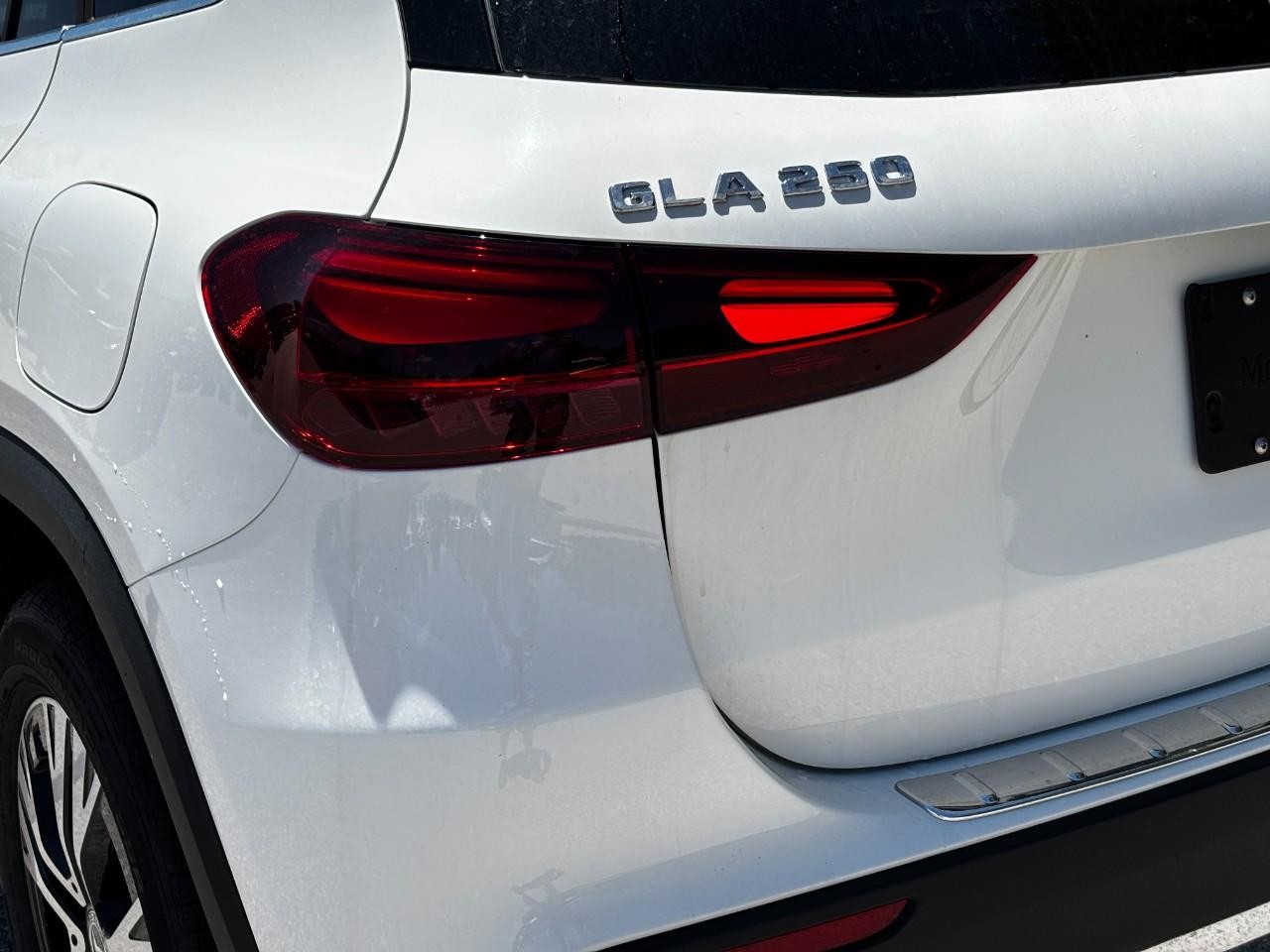 Mercedes-Benz GLA Vehicle Full-screen Gallery Image 11