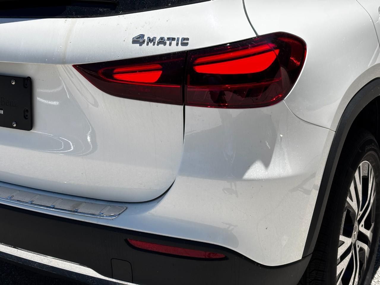 Mercedes-Benz GLA Vehicle Full-screen Gallery Image 12