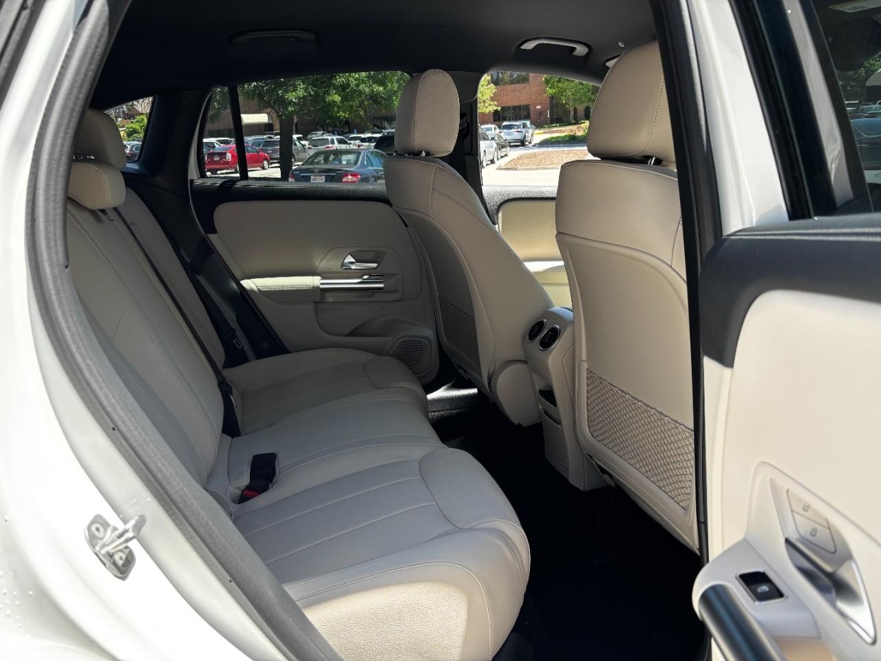 Mercedes-Benz GLA Vehicle Full-screen Gallery Image 13