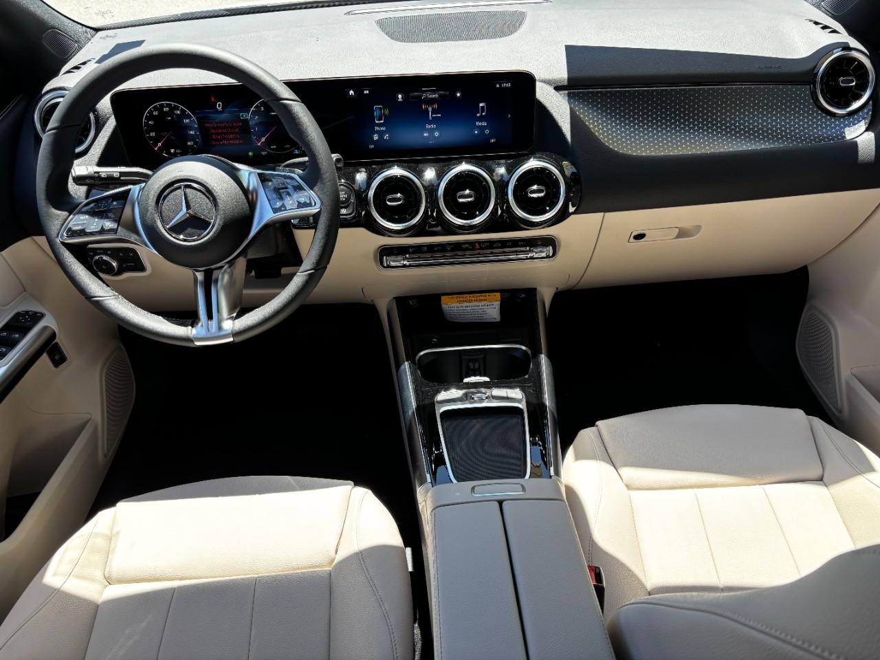 Mercedes-Benz GLA Vehicle Full-screen Gallery Image 14