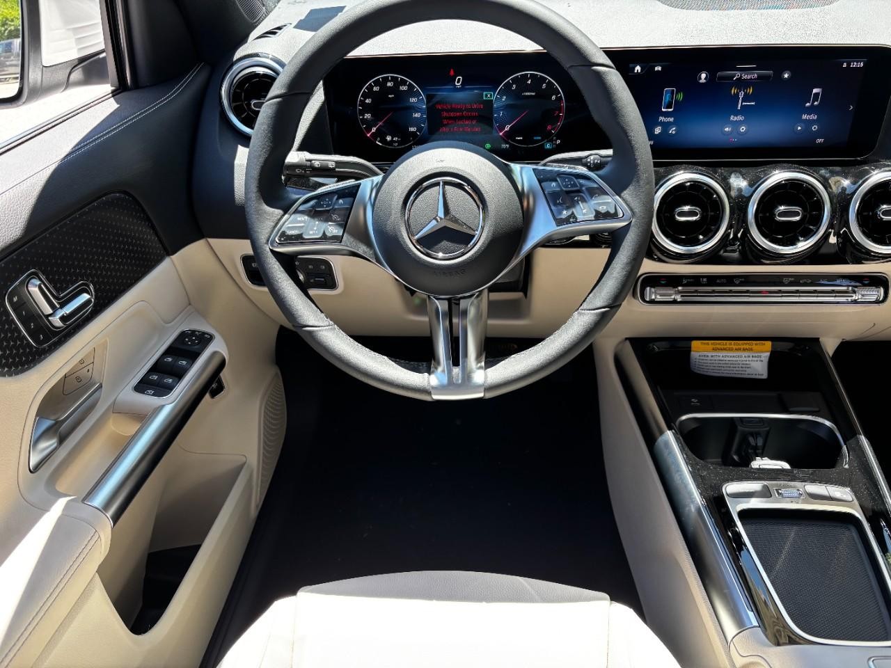 Mercedes-Benz GLA Vehicle Full-screen Gallery Image 15