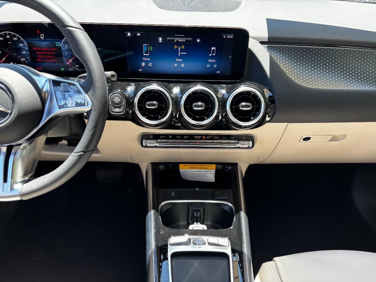 Mercedes-Benz GLA Vehicle Full-screen Gallery Image 16