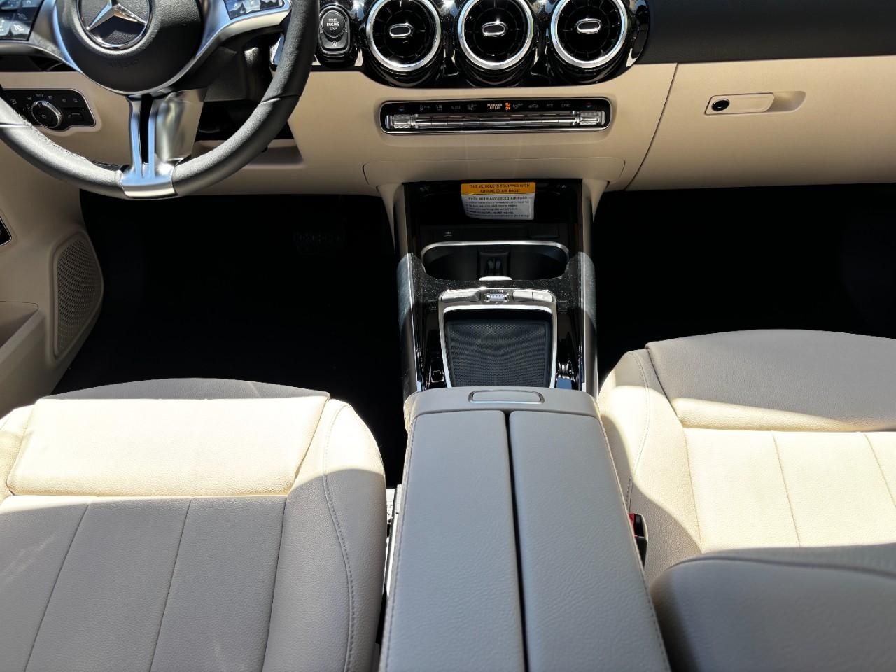 Mercedes-Benz GLA Vehicle Full-screen Gallery Image 17