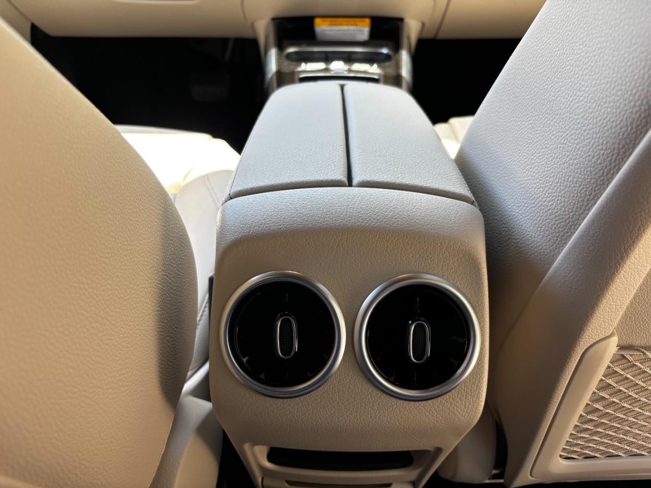 Mercedes-Benz GLA Vehicle Full-screen Gallery Image 18