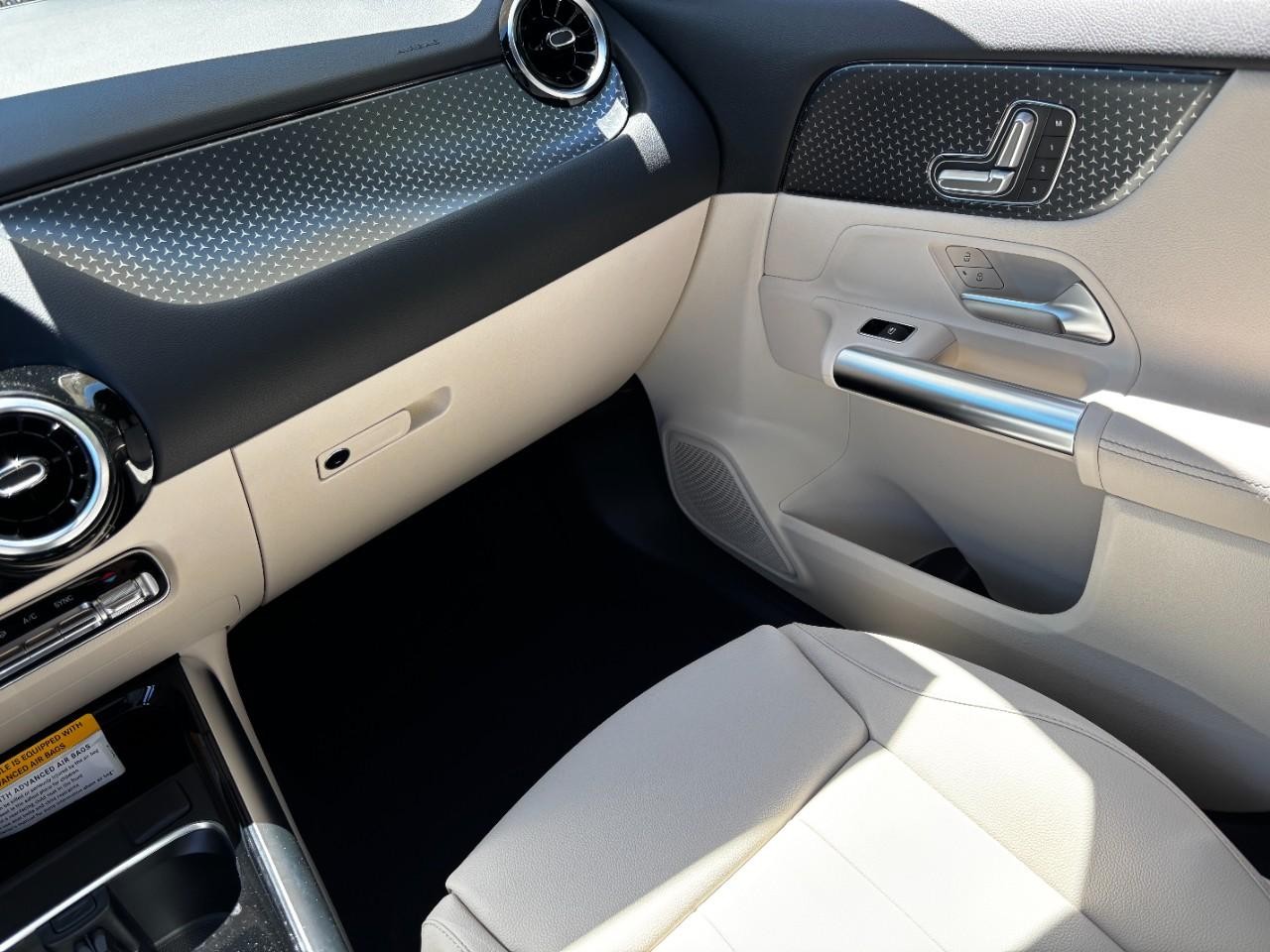 Mercedes-Benz GLA Vehicle Full-screen Gallery Image 19