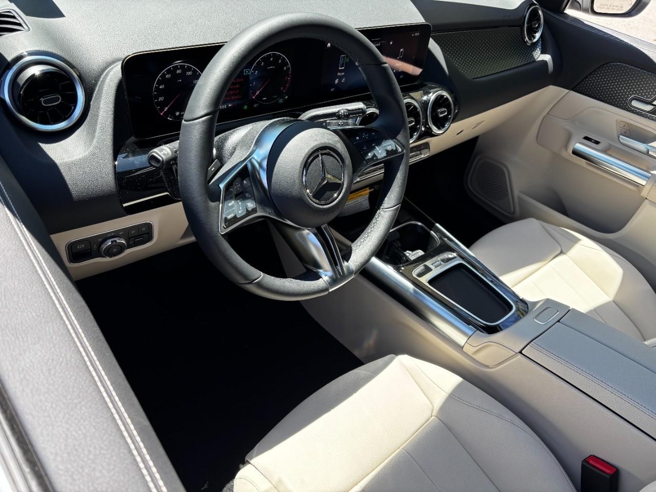 Mercedes-Benz GLA Vehicle Full-screen Gallery Image 20