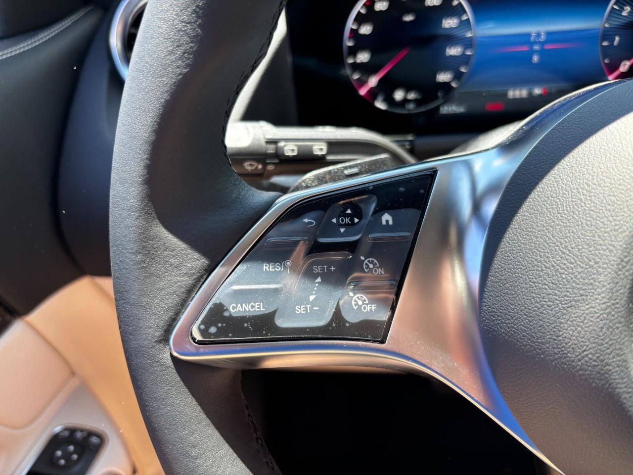 Mercedes-Benz GLA Vehicle Full-screen Gallery Image 21