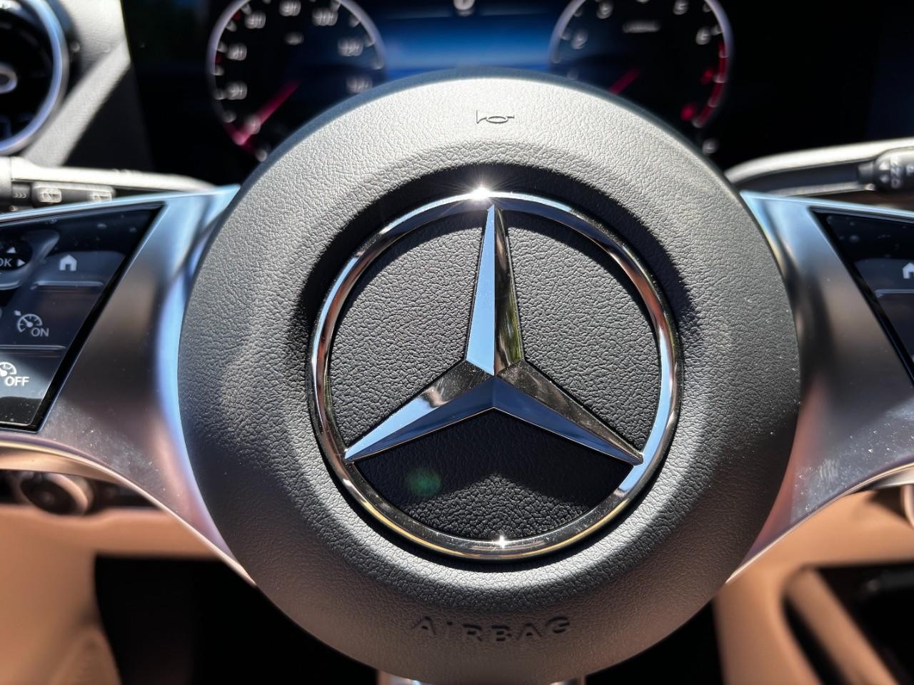 Mercedes-Benz GLA Vehicle Full-screen Gallery Image 22