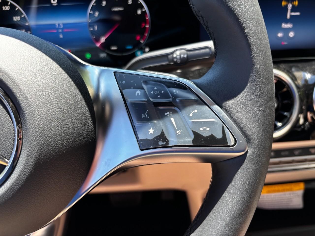 Mercedes-Benz GLA Vehicle Full-screen Gallery Image 23